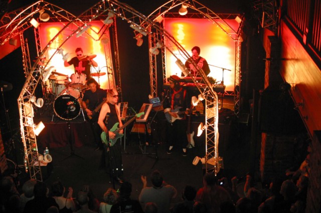 Kasim at Free Bird Cafe. Jacksonville, Florida - 5/15/04 (photo by John Davisson)