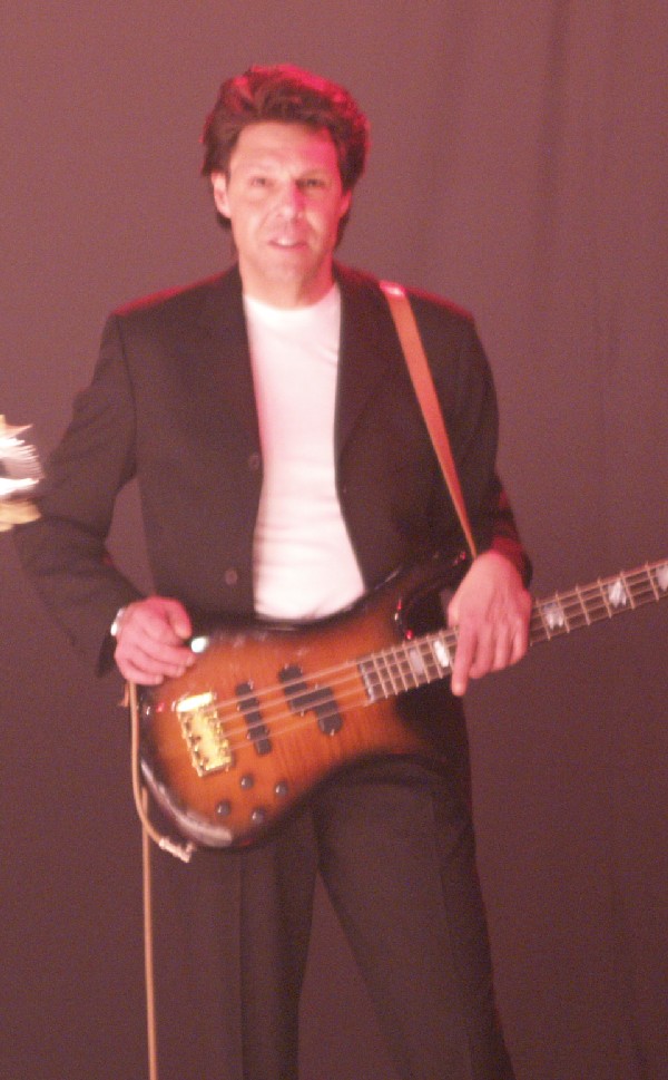 Kasim Sulton at Westbury 2/11/05 - photo by Gary Goveia