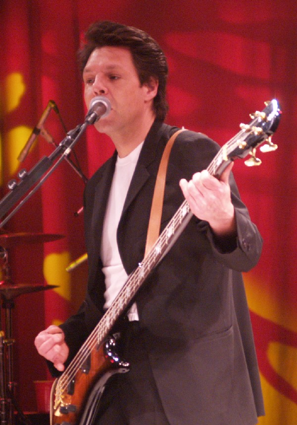 Kasim Sulton at Westbury 2/11/05 - photo by Gary Goveia