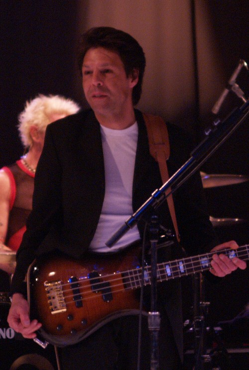 Kasim Sulton at Westbury 2/11/05 - photo by Gary Goveia