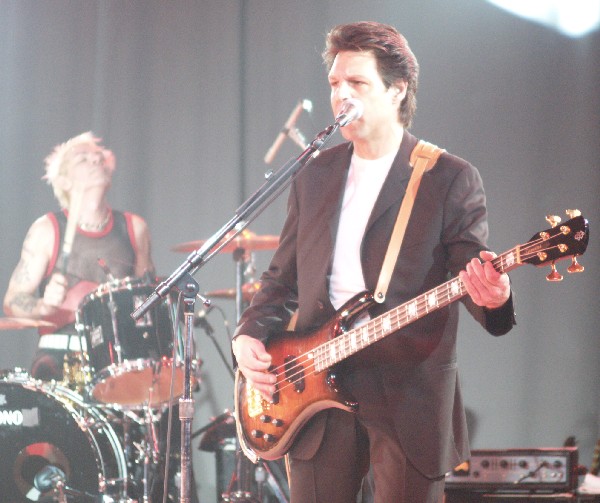 Kasim Sulton at Westbury 2/11/05 - photo by Gary Goveia