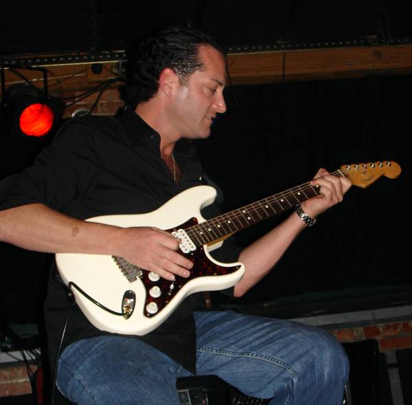 Kasim Sulton at The Century Lounge, 8/20/06 - photo by gRAdy Moates