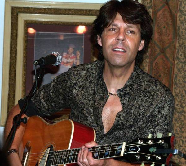 Kasim Sulton at The Van Dyck, Schenectady, 9/02/06 - photo by Gary Goat Goveia