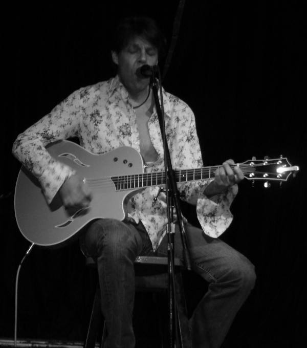 Kasim Sulton gig at The Big Bop, Toronto, ON, 0815/07 - photo by Adele Pimentel