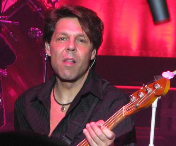 Kasim Sulton in Newcastle, England - 10/31/07, photo by Kathy Borror