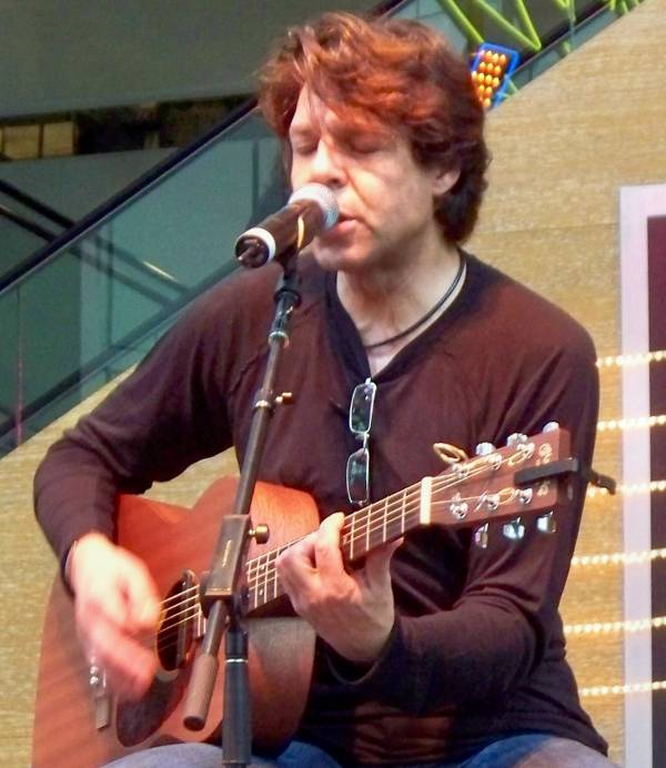 Kasim Sulton at the Rock'n'Roll Hall Of Fame, Cleveland, OH, 09/26/09 - photo by TRS