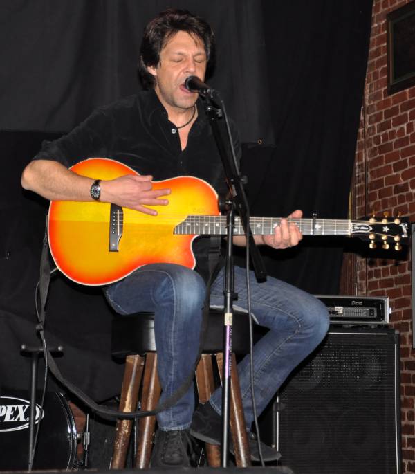 Kasim Sulton solo gig at Molly Malones, Los Angeles, CA, 12/03/09 - photo by Whitney Burr