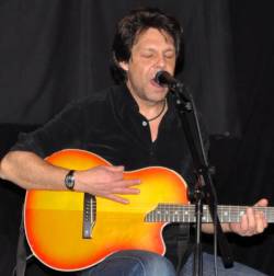 Kasim Sulton solo gig at Molly Malones, Los Angeles, CA, 12/03/09 - photo by Whitney Burr