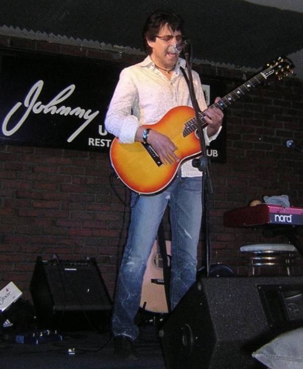 Kasim Sulton Johnny D's, Somerville, MA, 05/25/10 - photo by Eddie Goicuria