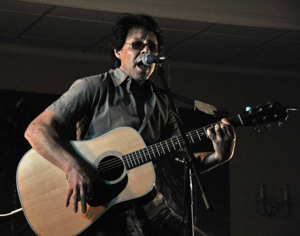 Kasim Sulton solo gig at Akron City Centre Hotel, 09/05/10 - Photo by Whitney Burr