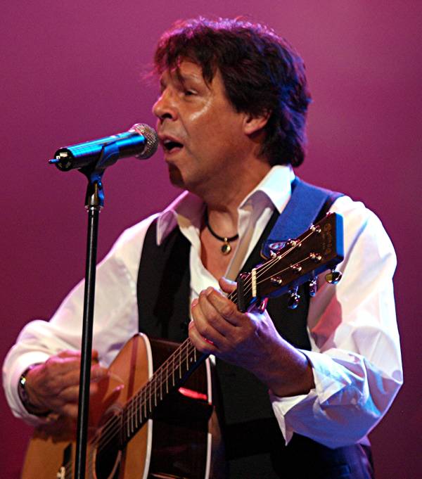 Kasim Sulton at the Glen Burtnik & Friends Jersey Beatles Bash IV, 09/18/10 - Photo by Gary Goat Goveia