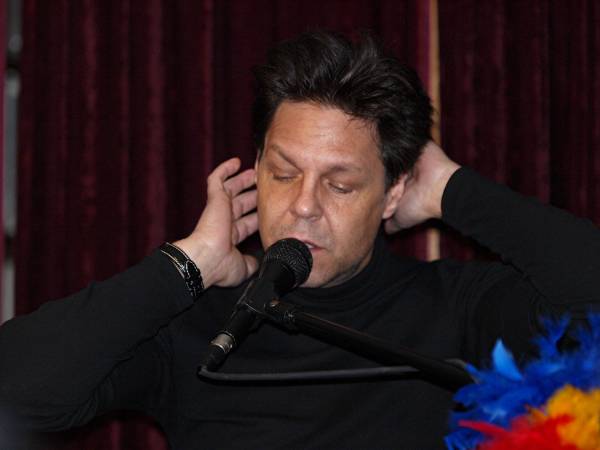 Kasim Sulton at The Record Collector, Bordentown, NJ, 12/04/10 - Photo by Gary Goat Goveia