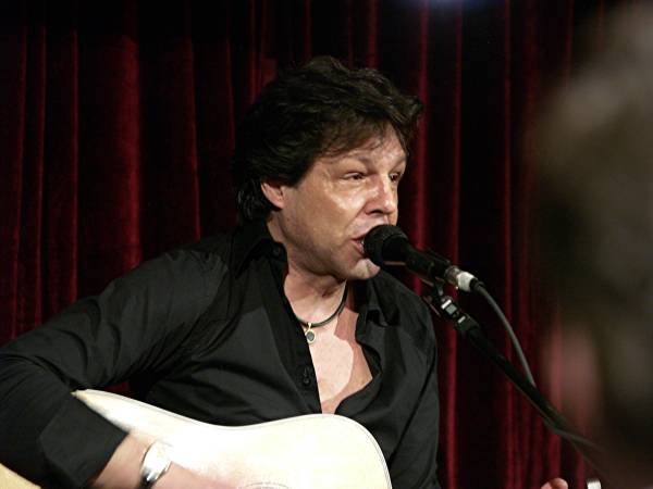 Kasim Sulton solo gig at The Record Collector, Bordentown, NJ, 05/26/2011 - photo by Gary Goat Goveia