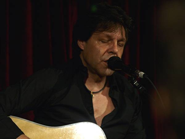 Kasim Sulton solo gig at The Record Collector, Bordentown, NJ, 05/26/2011 - photo by Gary Goat Goveia