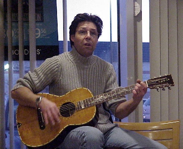 Kasim Sulton in Westbury (Photo by Gary Goveia)