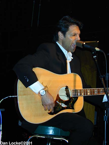 Kasim Sulton at The Abbey Pub, Chicago, 8/10/01 - photo by Dan Locke