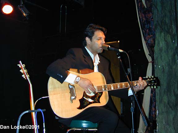 Kasim Sulton at The Abbey Pub, Chicago, 8/10/01 - photo by Dan Locke