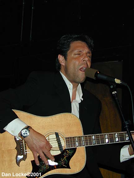 Kasim Sulton at The Abbey Pub, Chicago, 8/10/01 - photo by Dan Locke