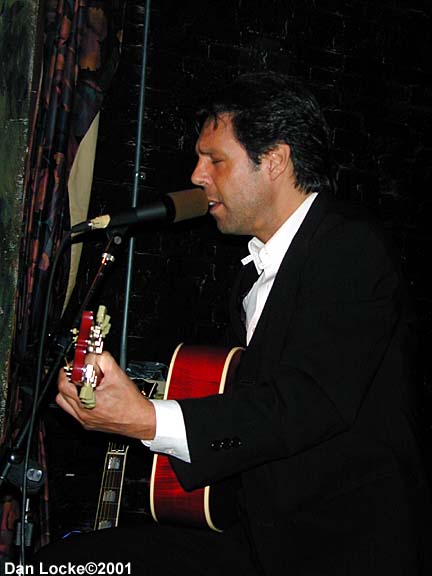 Kasim Sulton at The Abbey Pub, Chicago, 8/10/01 - photo by Dan Locke