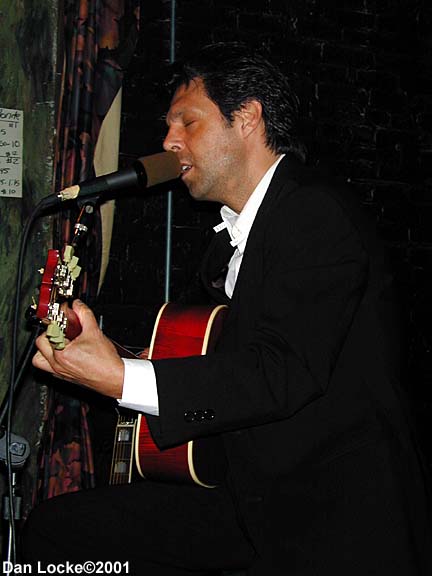 Kasim Sulton at The Abbey Pub, Chicago, 8/10/01 - photo by Dan Locke