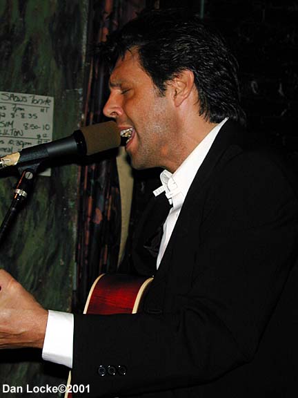 Kasim Sulton at The Abbey Pub, Chicago, 8/10/01 - photo by Dan Locke