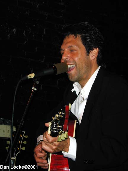 Kasim Sulton at The Abbey Pub, Chicago, 8/10/01 - photo by Dan Locke