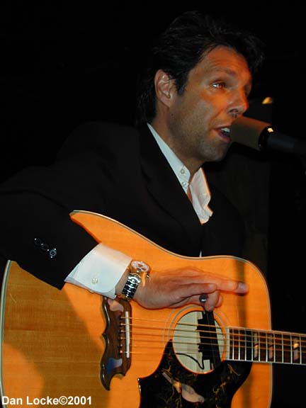 Kasim Sulton at The Abbey Pub, Chicago, 8/10/01 - photo by Dan Locke