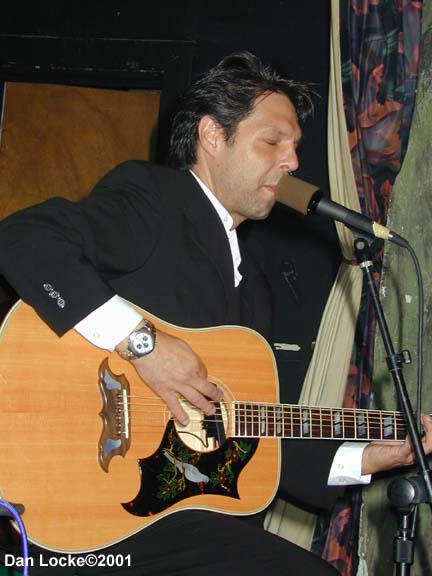 Kasim Sulton at The Abbey Pub, Chicago, 8/10/01 - photo by Dan Locke