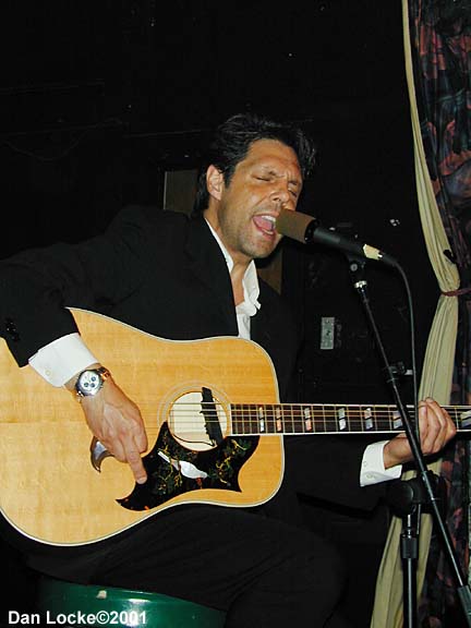 Kasim Sulton at The Abbey Pub, Chicago, 8/10/01 - photo by Dan Locke