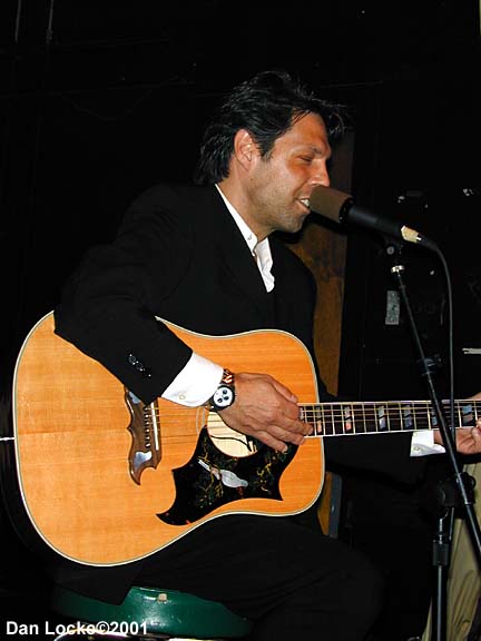 Kasim Sulton at The Abbey Pub, Chicago, 8/10/01 - photo by Dan Locke