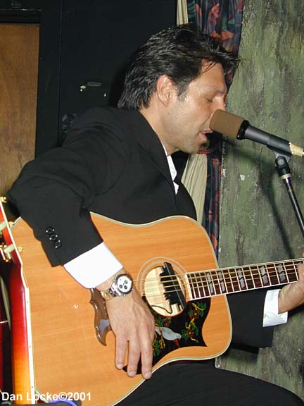 Kasim Sulton at The Abbey Pub, Chicago, 8/10/01 - photo by Dan Locke