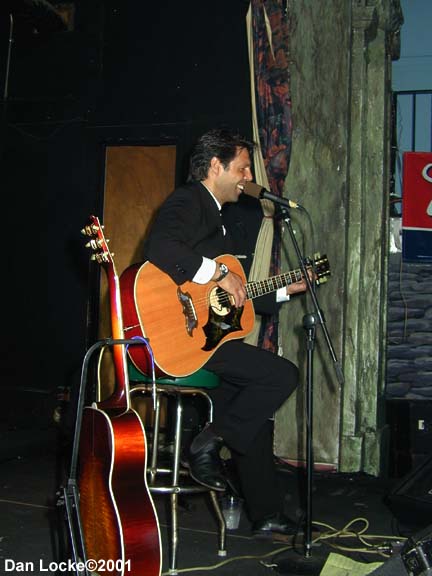 Kasim Sulton at The Abbey Pub, Chicago, 8/10/01 - photo by Dan Locke