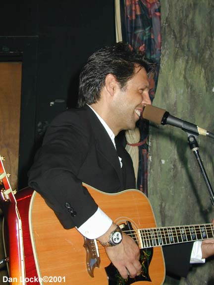 Kasim Sulton at The Abbey Pub, Chicago, 8/10/01 - photo by Dan Locke