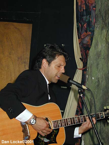 Kasim Sulton at The Abbey Pub, Chicago, 8/10/01 - photo by Dan Locke