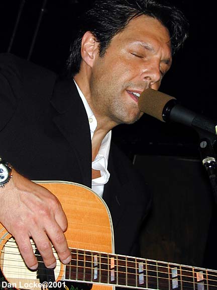 Kasim Sulton at The Abbey Pub, Chicago, 8/10/01 - photo by Dan Locke