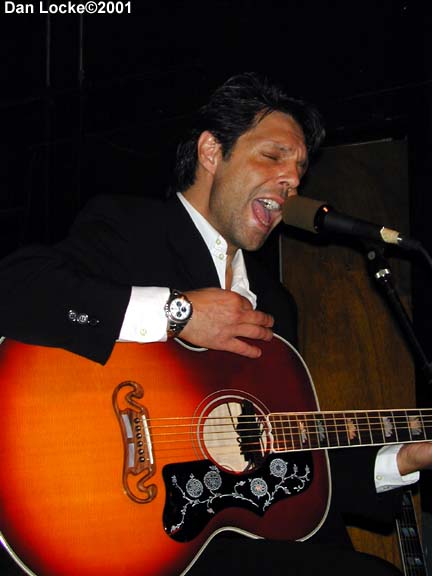 Kasim Sulton at The Abbey Pub, Chicago, 8/10/01 - photo by Dan Locke