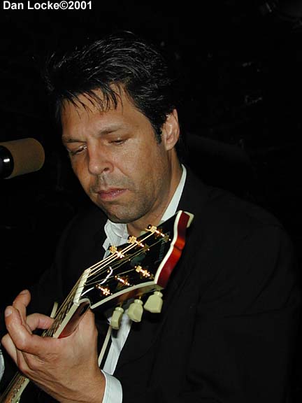 Kasim Sulton at The Abbey Pub, Chicago, 8/10/01 - photo by Dan Locke