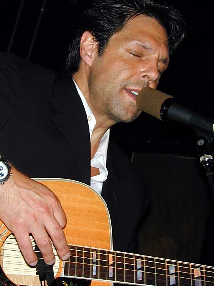 Kasim Sulton at The Abbey Pub, Chicago, 8/10/01 - photo by Dan Locke