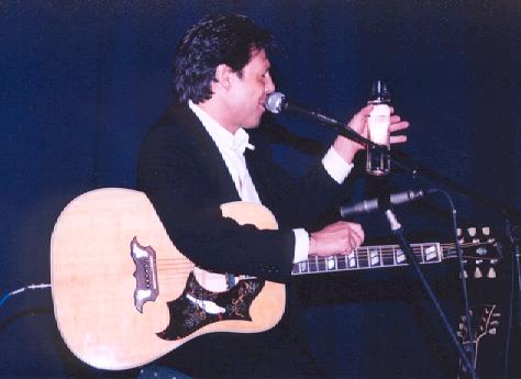 Kasim Sulton at The Little Theatre, Rochester, NY, 8/24/01 - photo by Frank Ciapanna