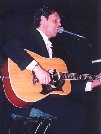 Kasim Sulton at The Little Theatre, Rochester, NY, 8/24/01 - photo by Frank Ciapanna