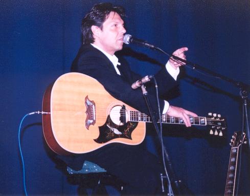 Kasim Sulton at The Little Theatre, Rochester, NY, 8/24/01 - photo by Frank Ciapanna